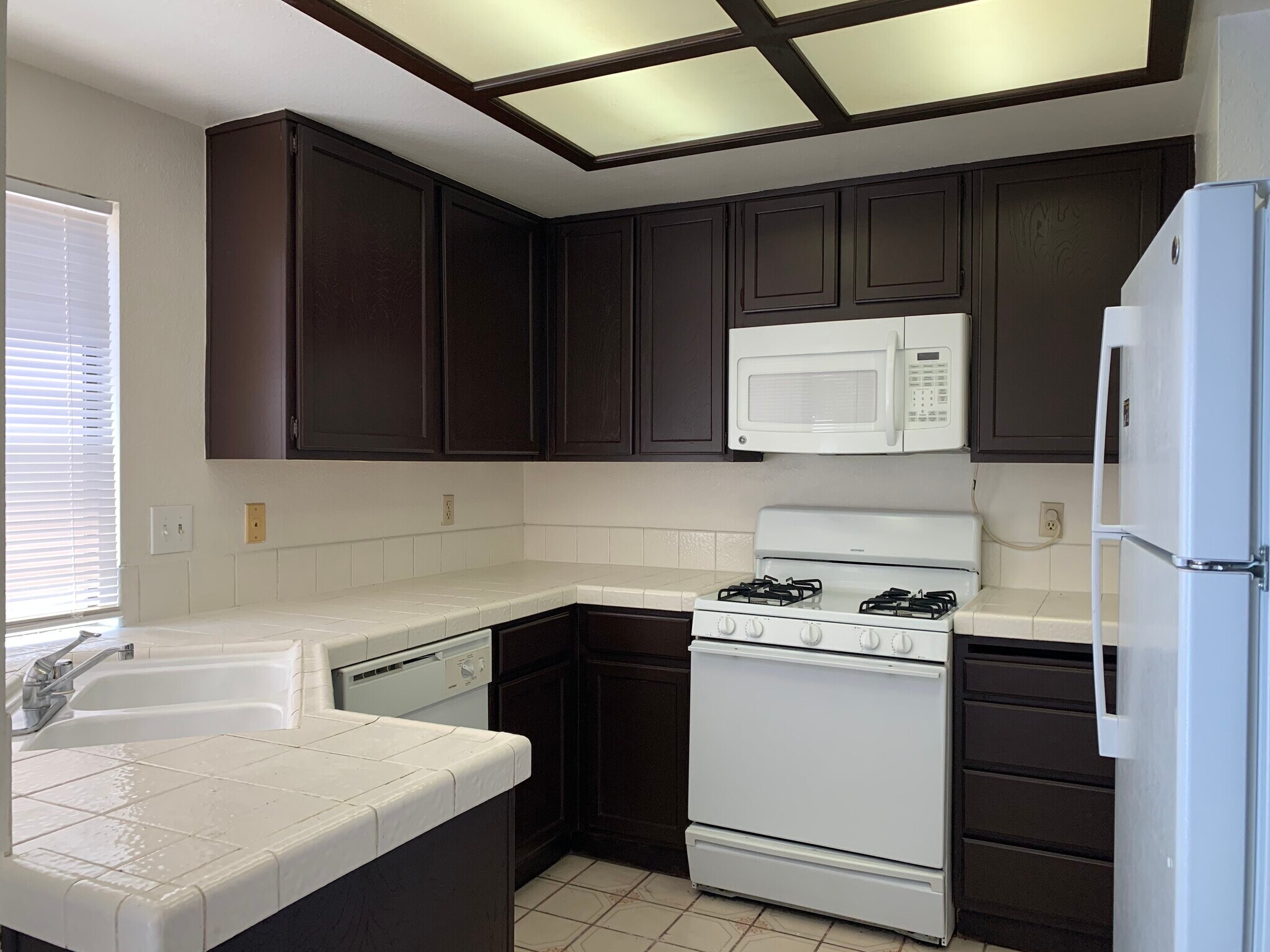 Building Photo - 2448 Pickwick Dr