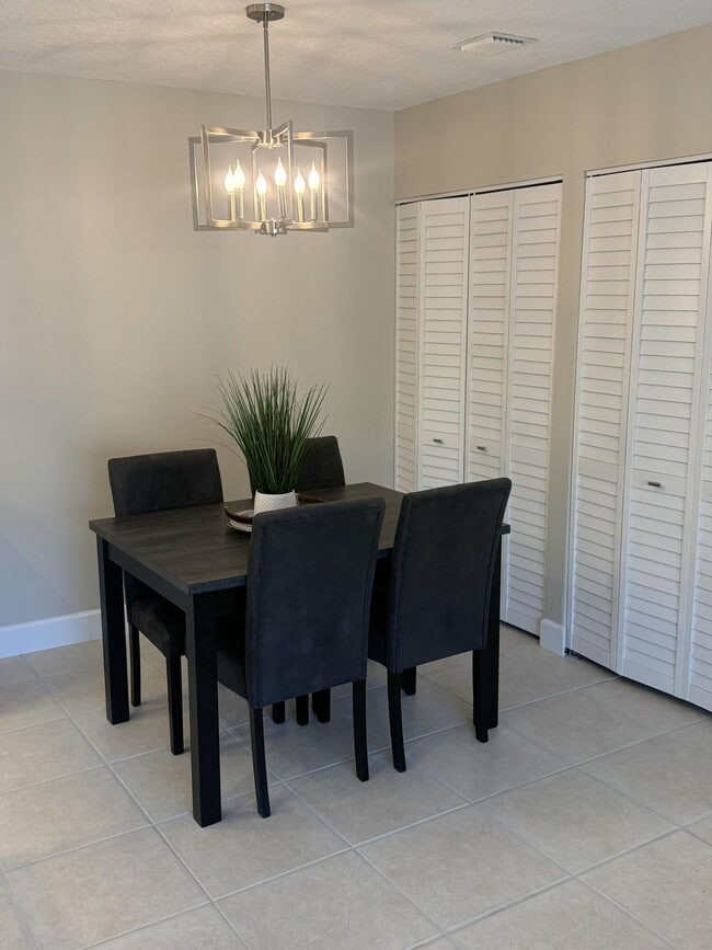 Building Photo - 3957 NW Cinnamon Tree Cir