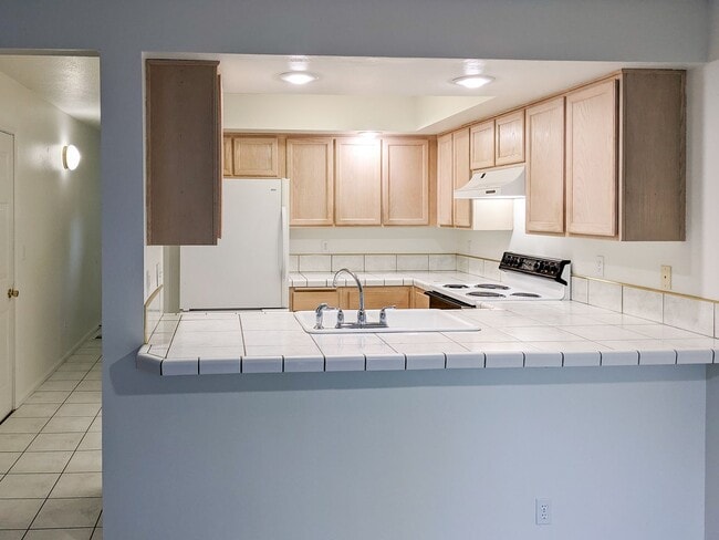 Building Photo - 2205 Crestview Dr S
