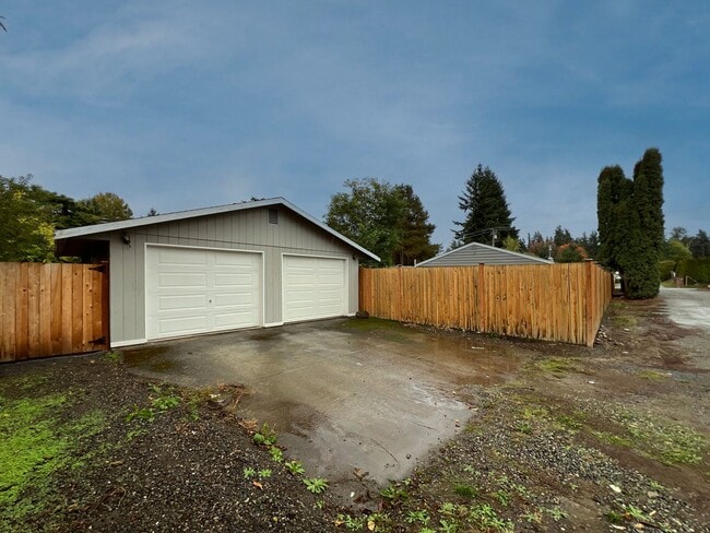 Building Photo - Adorable Three Bedrooom in Edgewood