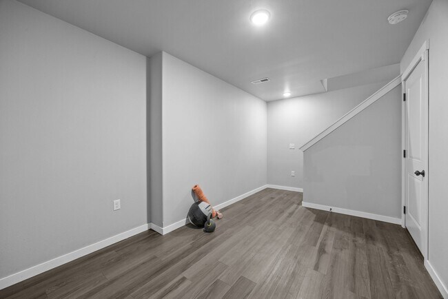 Building Photo - 921 Aiden St