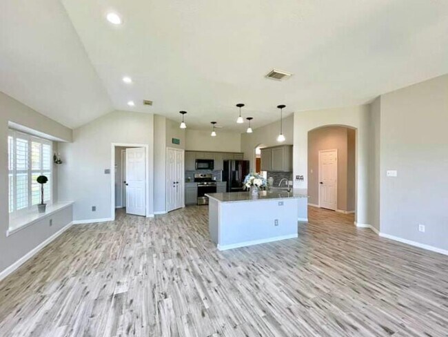 Building Photo - 2526 Lake Dale Ln