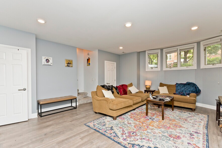 Building Photo - 857 W Wrightwood Ave