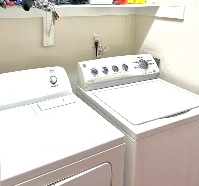 Building Photo - 1006 W Clay St