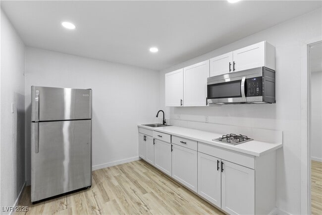Building Photo - 4092 Ridgewood Ave