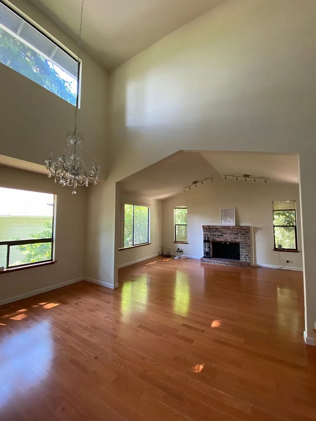 Vaulted high ceiling living room - 6801 119th Pl SE