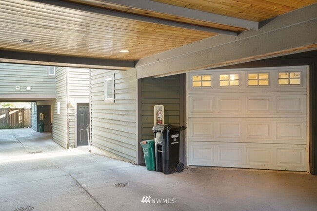 Building Photo - Large 2-Bedroom Northgate Townhome