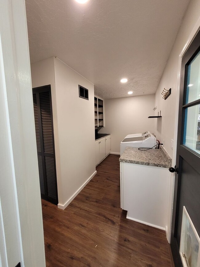 Building Photo - Fully Remodeled 2-Bedroom, 1.5-Bathroom Re...