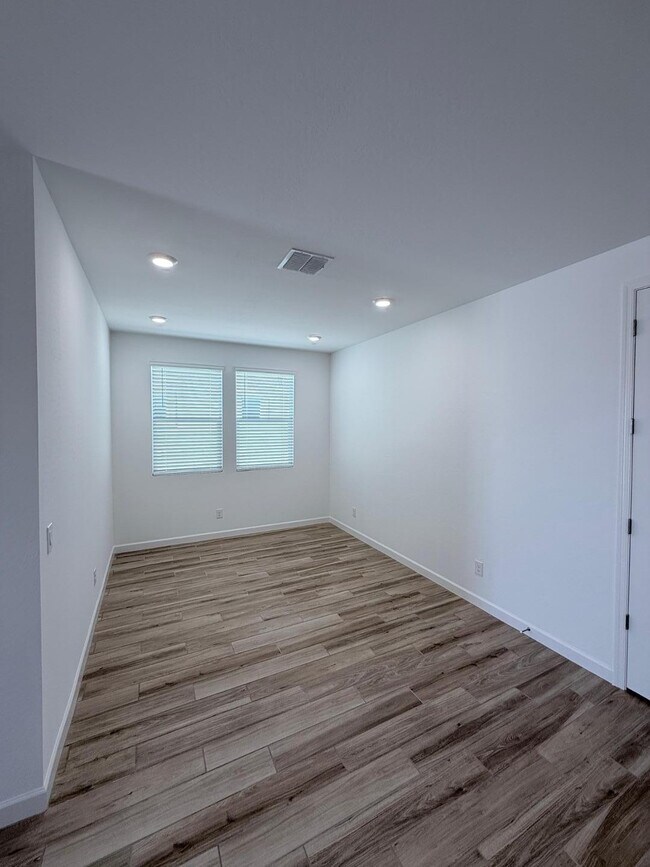 Building Photo - 6988 W Buckhorn Trail