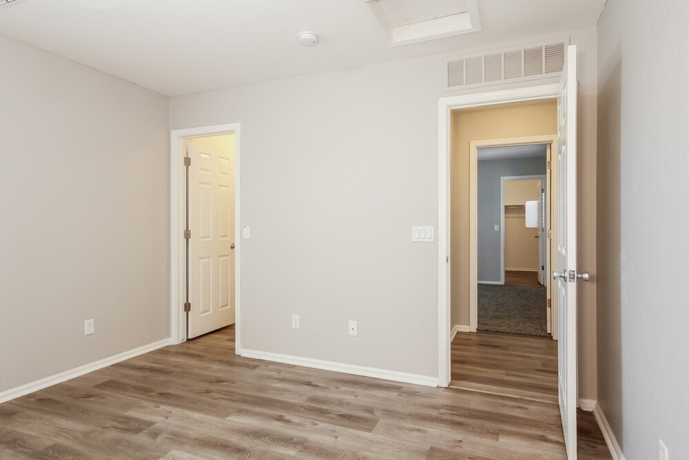 Building Photo - 10817 W Elm St