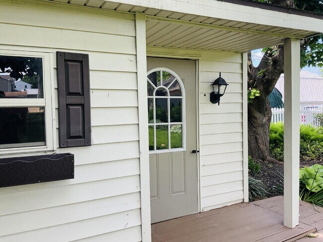 Building Photo - "Charming 3-Bedroom Home with 2 Full Baths...