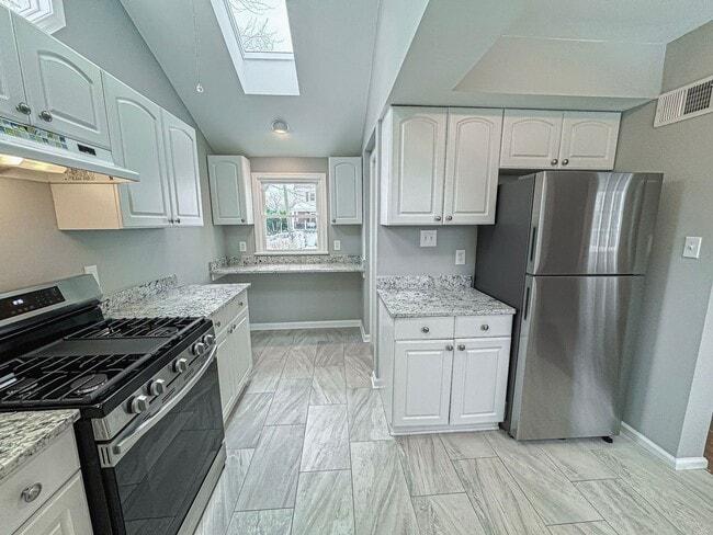 Building Photo - Charming 3 Bed 3 Bath Sitting On A Large Lot In Beautiful Summit Veitch