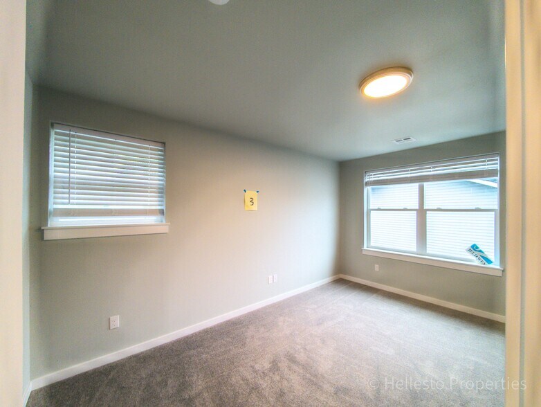 Building Photo - 2530 SW Coho St