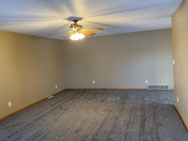 Building Photo - 2 Bed 2 Bath Twinhome with double attached garage SORRY NO PETS!!