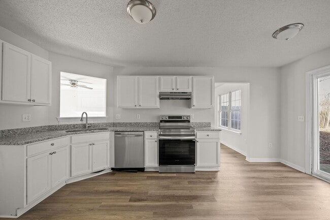 Building Photo - Updated 3BR Home with Garage, Pet Friendly!