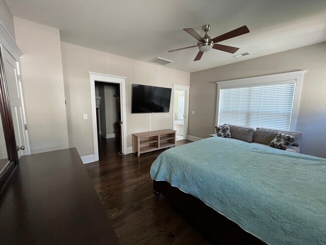 Building Photo - 1011 Everett Pl