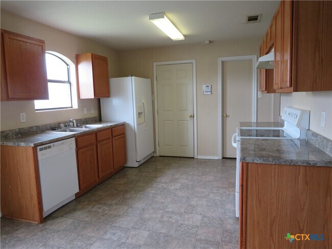 Building Photo - 3500 Viewcrest Dr