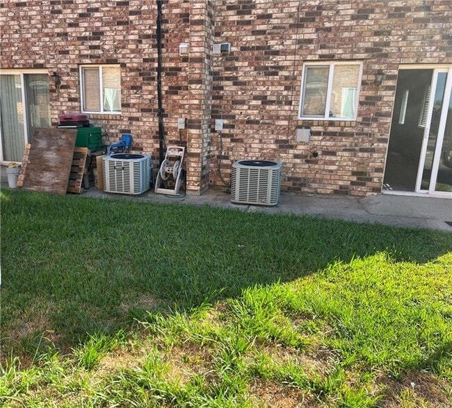 Building Photo - 3209 Golden Dr