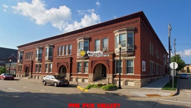 Building Photo - 4 or 5 Bedroom Upper Luxury Apartment with Custom Fireplace in Historic Building