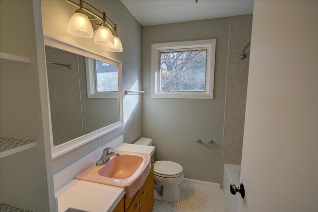 Building Photo - 714 N Meadow Ln