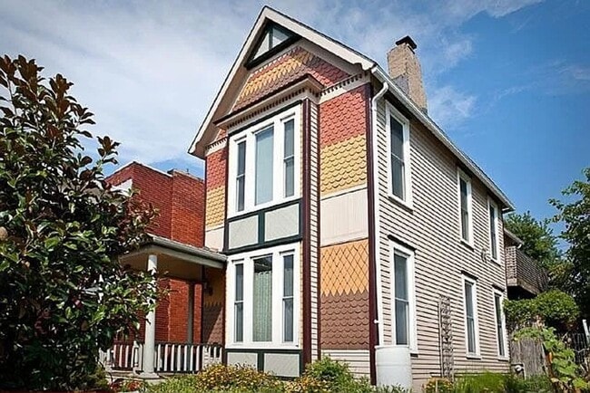 Building Photo - Very Spacious 2 Bed 2.5 Bath Home!