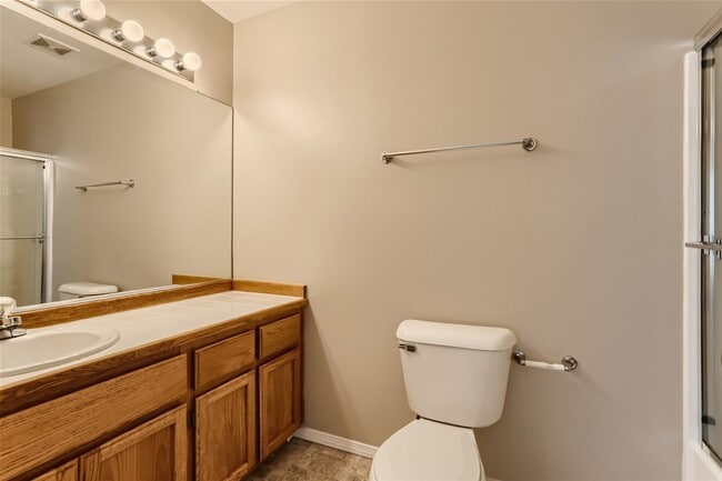 Building Photo - Spacious Two-Level Duplex Home with Fenced Backyard in Hillsboro!