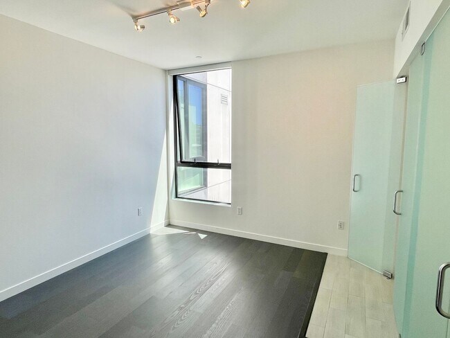 Building Photo - HIP 2BR/2BA Inner Mission Top Floor Boutiq...