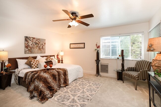 Building Photo - A Spacious 2 bedroom, 2 bathroom Townhouse - Upscale That’s Right On Trend