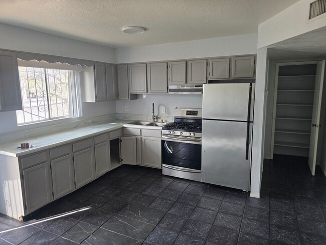 Building Photo - pm0502