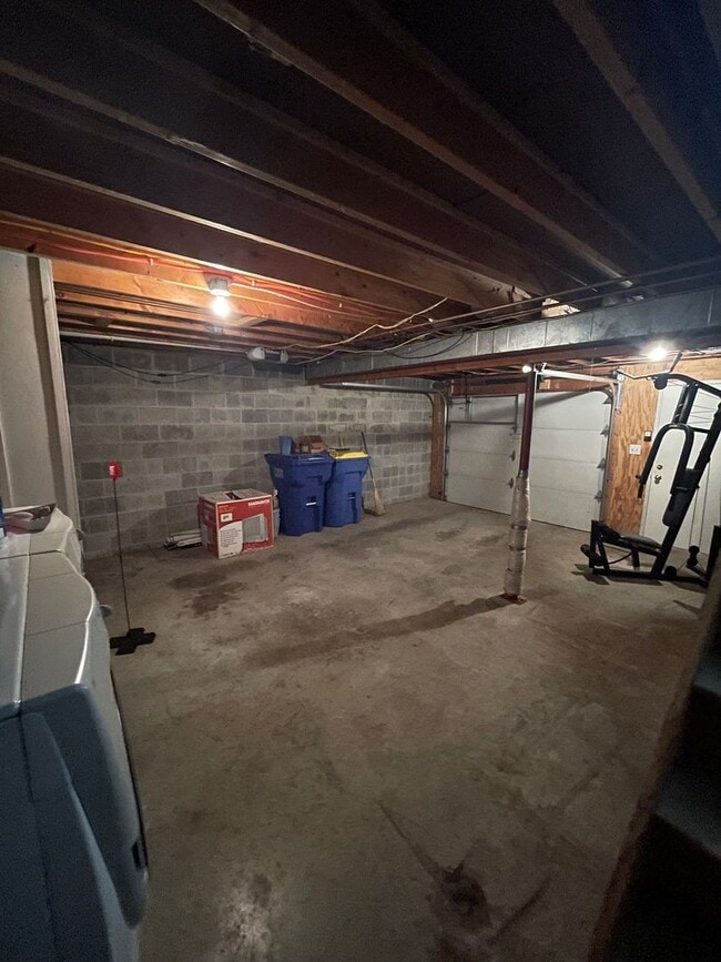 Building Photo - 3 Bed 1.5 Bath Updated Townhouse in Manche...