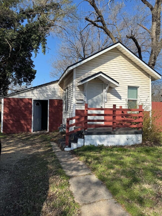 Building Photo - 2 Bedroom, 1 Bathroom with fenced yard, and is centrally located in Wichita Ks