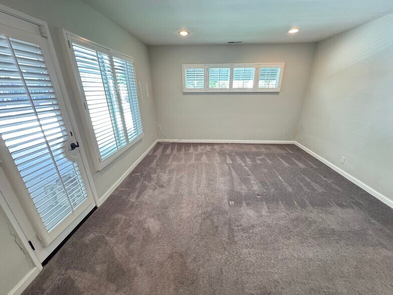 Building Photo - 3957 Woodfield Dr