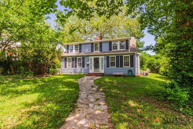 Building Photo - Spacious home close to KSU Campus!