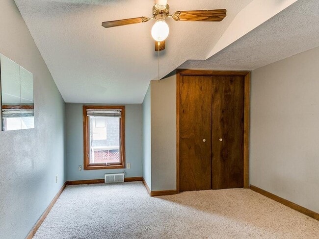 Building Photo - Spacious 5-Bedroom Home Near Drake University