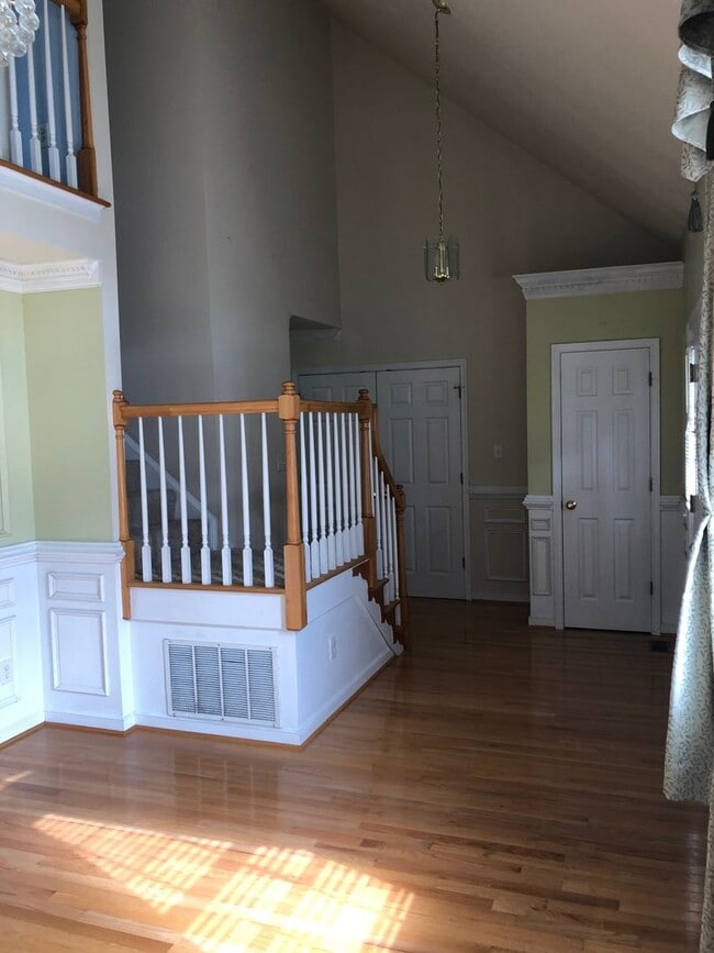 Building Photo - Stunning 4bdrm/2.5bth Home w/Loft Located in Chesterfield! Fenced in Backyard, 2 Car Garage, and ...