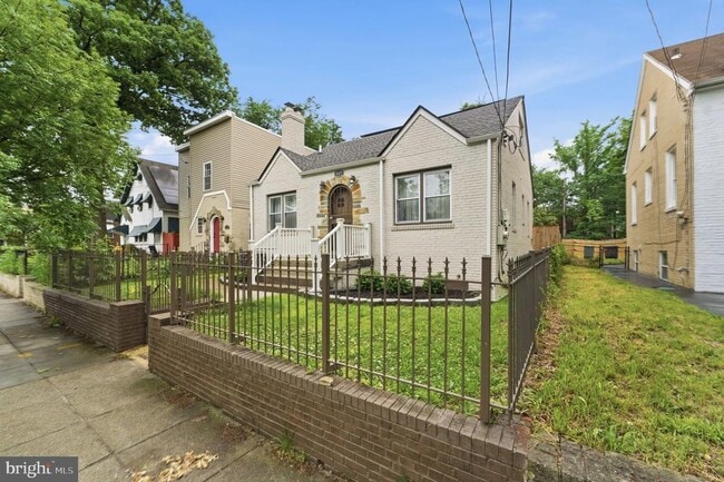 Building Photo - 517 Lebaum St SE
