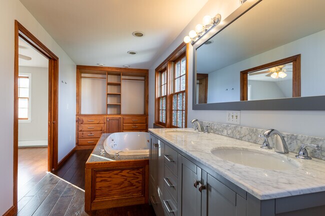 Building Photo - 4 Pheasant Ct