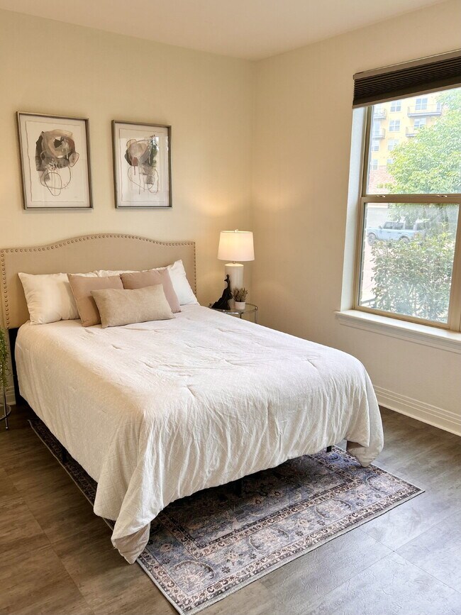Building Photo - Bright & Peaceful 2 Bed, 2 Bath Corner Con...