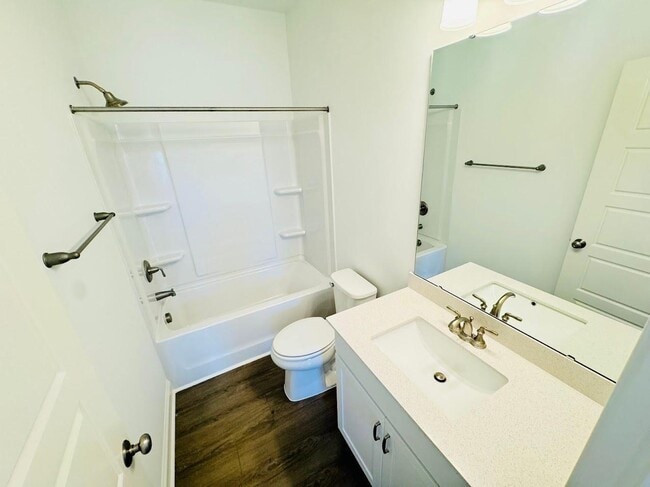 Building Photo - 4 Bedroom Townhome 2 Car garage - Wake Forest