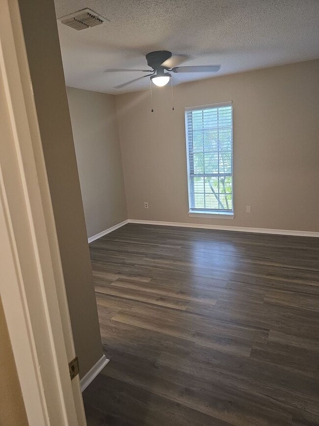 Building Photo - Refurbished - 3 bdrm 1.5 bath