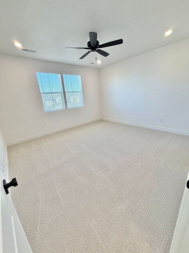 Building Photo - Desert Color 4 Bed Home!