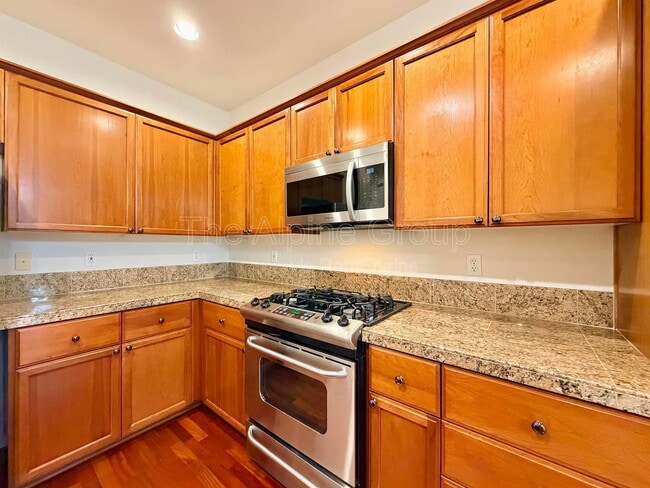 Building Photo - 958 SE Roundelay St