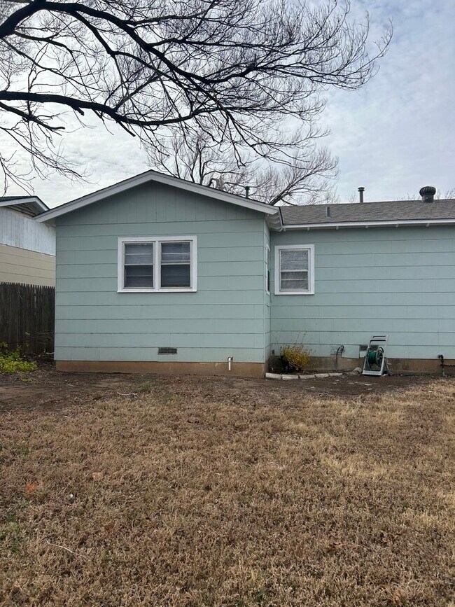 Building Photo - Super cute, Southlawn cutie!