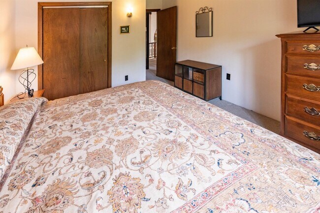 Building Photo - 18 Bunker Ln