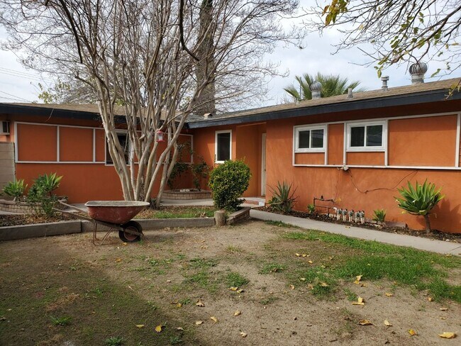 Building Photo - 3 bed/3 bath + LARGE BONUS ROOM and YARD for Assisted Living/Sober Living/Detox/Rehab Facility.