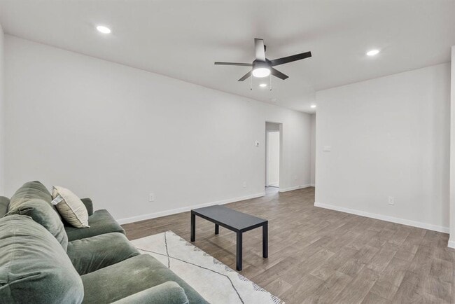 Building Photo - 320 Darwin Pl