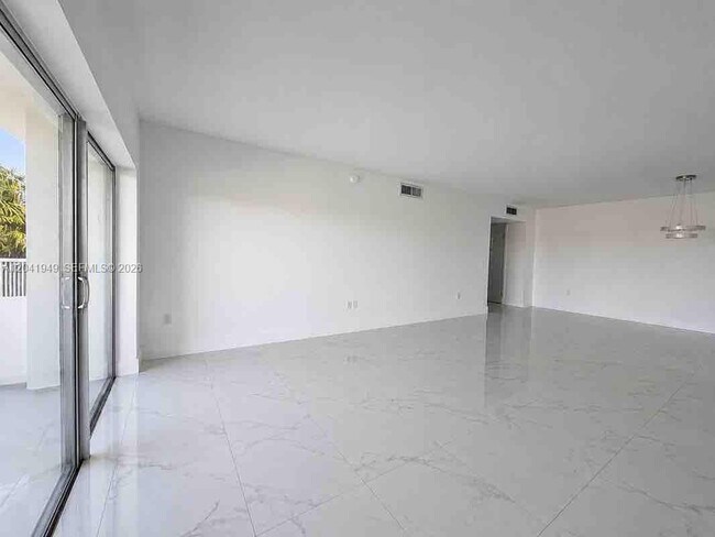 Building Photo - 500 Bayview Dr