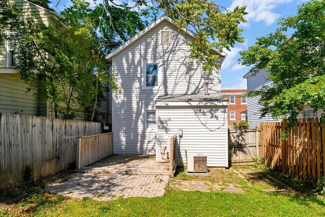 Building Photo - 610 Shepherd St