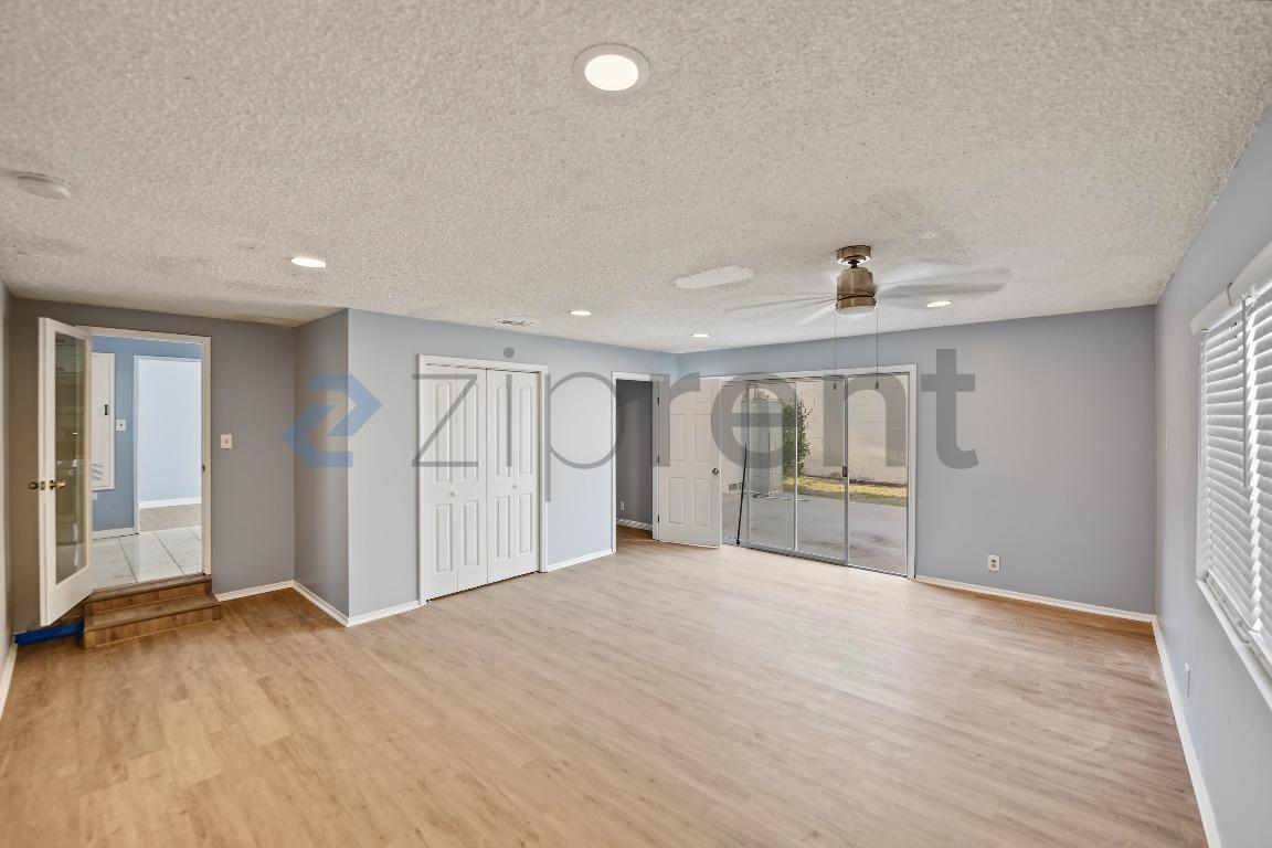 Building Photo - Unit