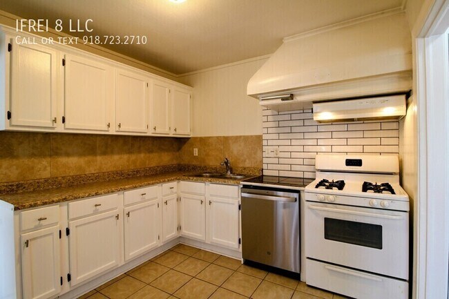 Building Photo - 2865 E Admiral Pl